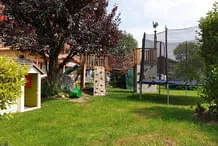Spielturm mit Hüpfburg